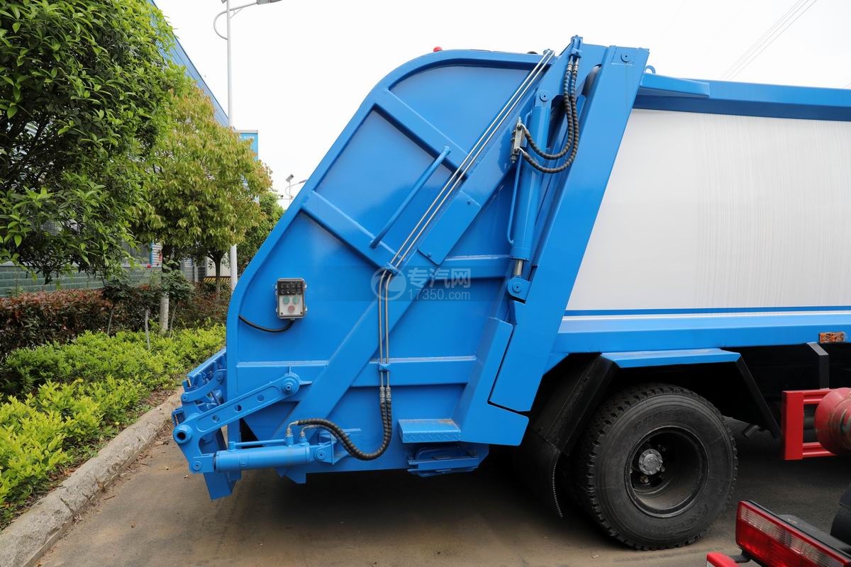慶鈴五十鈴ELF國(guó)六壓縮式垃圾車(chē)尾部填裝器技術(shù)解析與應(yīng)用優(yōu)勢(shì)